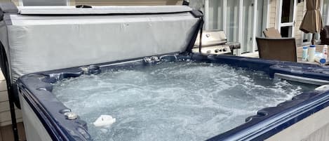 STARGAZE IN JANUARY! LAKESIDE OUTDOOR HOT TUB KEPT AT 102 DEGREES YEAR ROUND.