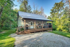 Cabin Exterior | Driveway Parking (2 Vehicles)