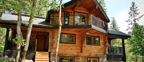 Okanagan Mountain Retreat - Log House Sleeps 6 and Sits on 5 Wooded Acres