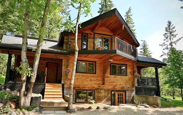 Okanagan Mountain Retreat - Log House Sleeps 6 and Sits on 5 Wooded Acres