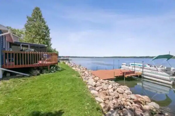 Ivy Cottage is right on Lake Fremont!
