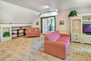Living Room | 2nd Floor | Air Conditioning | TV | Free WiFi