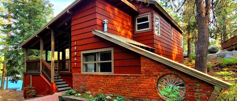 Wagon Wheel Lake House next to Donner Lake!!