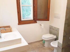 Propriété, Lavabo, Salle De Bains, Design Intérieur, Violet, Luminaire Plomberie, Robinet, Bois, Sol, Fenêtre