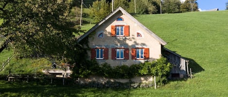 Himmel, Pflanze, Wolke, Gebäude, Fenster, Natürliche Landschaft, Baum, Haus, Grundstueck, Hütte