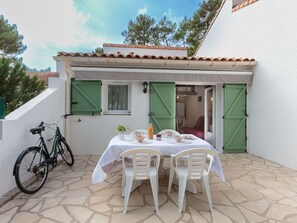 Vélo, Roue, Ciel, Propriété, Table, Bâtiment, Fenêtre, Porte