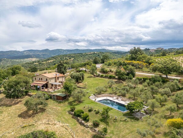 Nuage, Ciel, Plante, Propriété, Paysage Naturel, Arbre, Montagnes, Maison, Lot Terre, Bâtiment