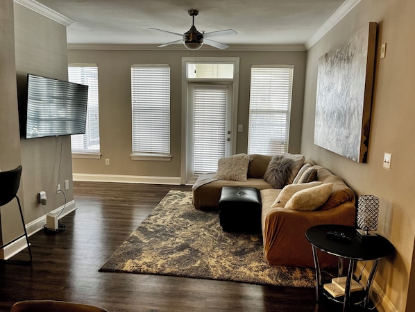 Living room with 55inch Curve television all apps available.