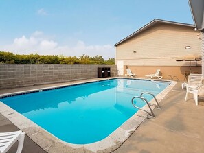 swimming pool, there’s enough room for the whole party!
