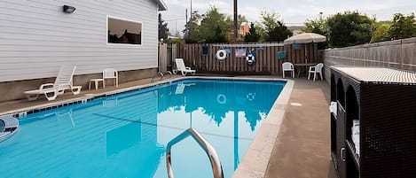 Large swimming pool, bring the kids and jump right in!
