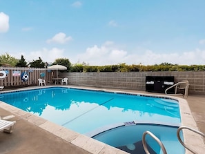 Large swimming pool, bring the kids and jump right in!
