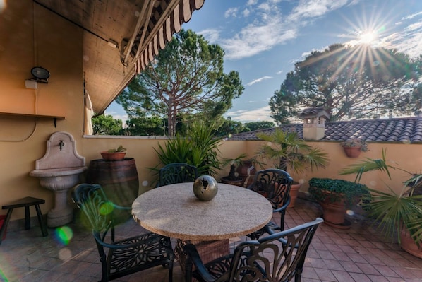 Outdoor dining