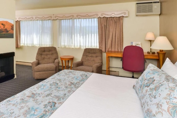 Unit with 1 King Bed. Exact unit will be assigned upon arrival. Views, colors and decor may vary.