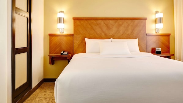 Unit with 1 King size bed. Exact unit will be assigned upon arrival. Views, colors and decor may vary.