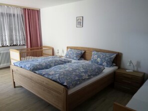 Ferienwohnung Sollingerhof , 100m², 3 Schlafzimmer, 6 Personen, Terrasse-Schlafzimmer