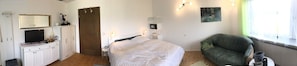 Ferienwohnung Am Moosweg, 100qm, Terrasse, 1 Schlafzimmer, 1 Wohnzimmer, max 4 Pers-Schlafzimmer-Panoramabild