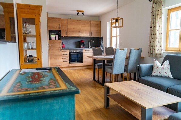 Ferienwohnung Herzblatt 65 qm, 2 Schlafz., Wohnzimmer mit Küche, 4 Pers, WLAN-Wohnzimmer