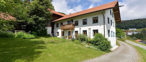 Außenseite Ferienhaus [Sommer]