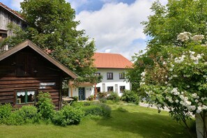 Stugans exteriör [sommar]