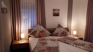 Schlafzimmer mit Doppelbett