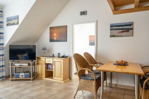 Esstisch, Sideboard und TV mit Blick ins Schlafzimmer