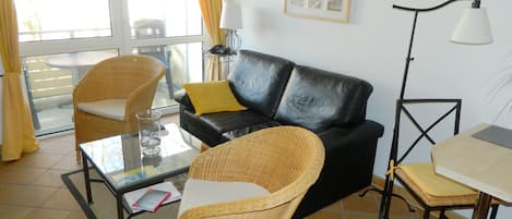 Sofa, zwei Sessel und ein Couchtisch