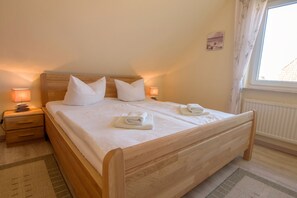 Schlafzimmer mit Doppelbett
