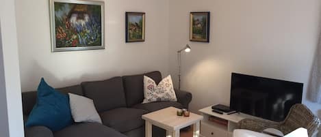 Wohnzimmer mit Sitzecke und TV