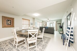 A look from the dining room into the living room and out into the sea