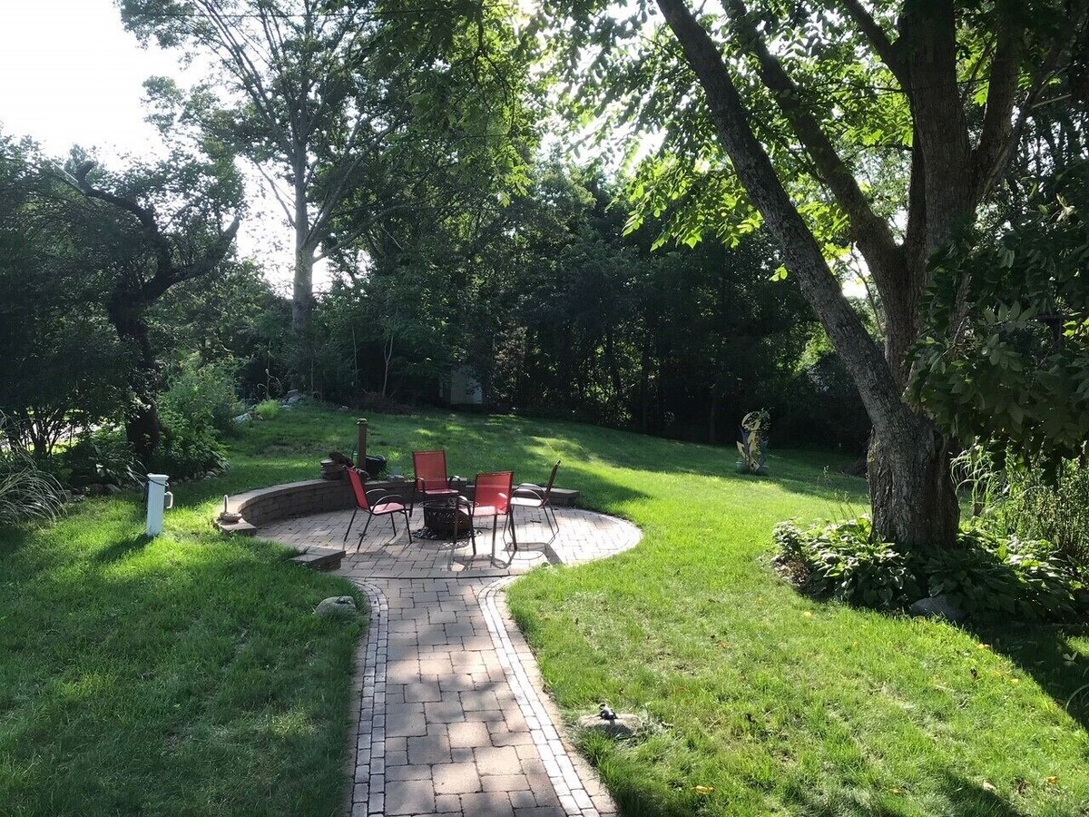 The gardners Cottage 1 mile from long Island Sound – pet friendly