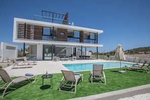 Large Garden with barbecue, seating area, sun loungers and private pool