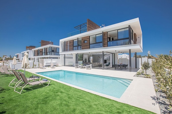 Villa Evie, Luxury 5BDR Protaras Villa, Close to Fig Tree Bay Beach
