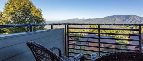 Incredible Mt. LeConte Views From Your Covered Porch!