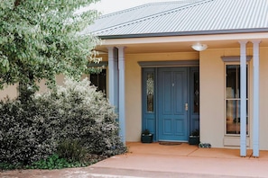 The Blue Door is in the heart of town and a walking distance of Cudgegong River providing an idyllic base to explore the best of Mudgee