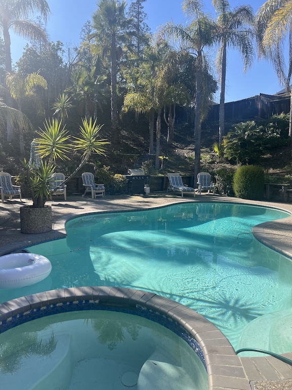 Cheerful House 3 Bed 4 Bath Pool House - hotel rooms