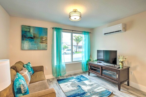 Riviera Beach Vacation Rental | 2BR | 1BA | 1 Step to Access | 1,300 Sq Ft