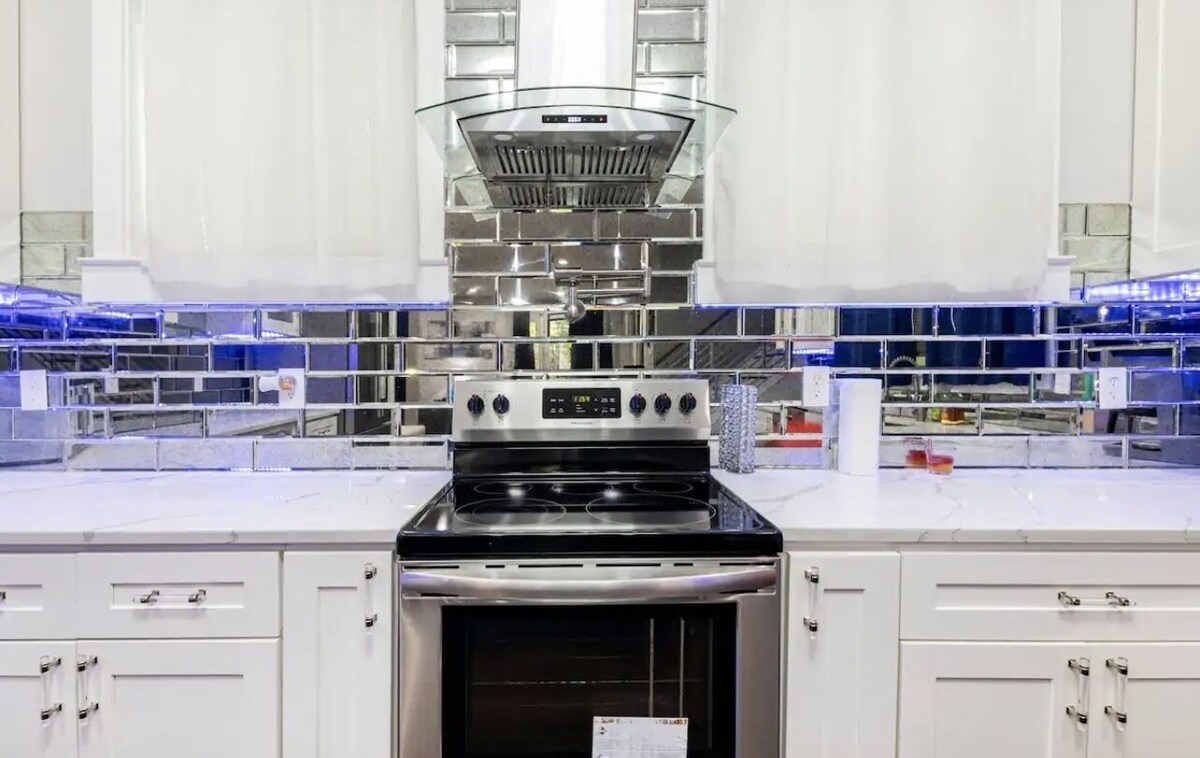 Luxury 4BR w/ NEW Pool! Smoking allowed inside & Pet friendly