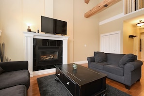 Comfortable & Luxurious Living Room with 4 Lounge Seats, Gas-powered Fireplace, Roku TV, and Coffee Table