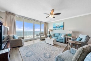 1 San Carlos 609 Living Room