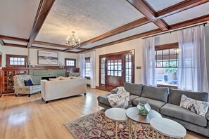 Living Room | 1st Floor | Smart TV