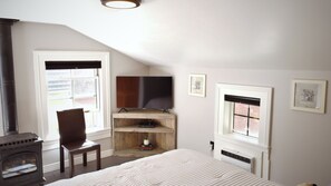 Lavender Loft TV and Sitting