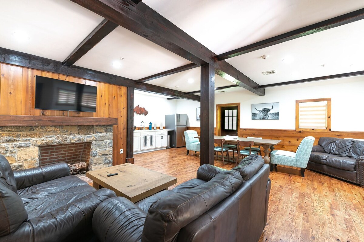 Chimney Hill – 05) Conf Suite