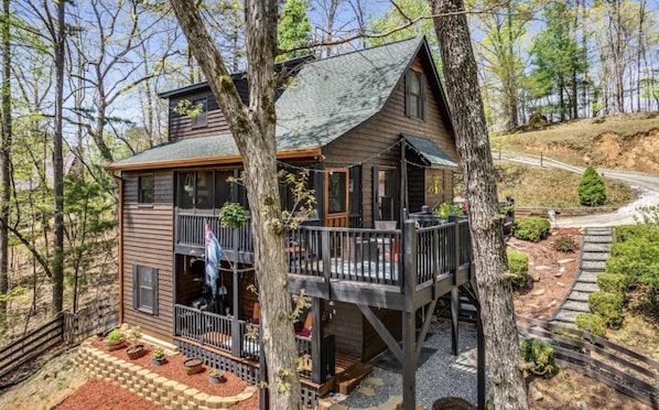 3 Story Cabin: fully-fenced yard, pet-friendly, game room, fire pit, outdoor tv