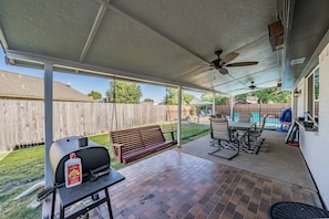 Ceiling fans and plenty of outside lighting to enjoy in evening and those hot Texas days!