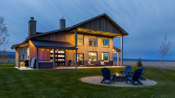 Back Yard with Fire Pit & Hot Tub