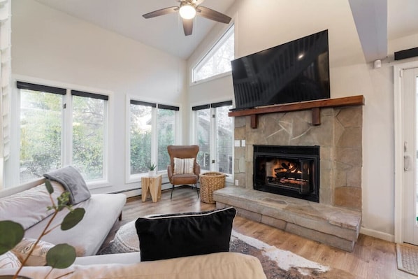 Welcome to the Vail Valley!  This cozy mountain home is conveniently located right in between Vail & Beaver Creek ski resorts, in the Eagle-Vail neighborhood.Perfect for families or larger groups, this home is the ideal property for your getaway!