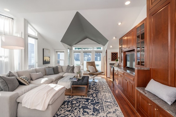 Spacious 2nd floor living