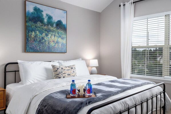 Spacious and cozy, the master bedroom will look just like this when you arrive: a luxury king bed outfitted with plenty of pillows, dreamy Frette sheets, and maybe even a couple of bedtime treats.