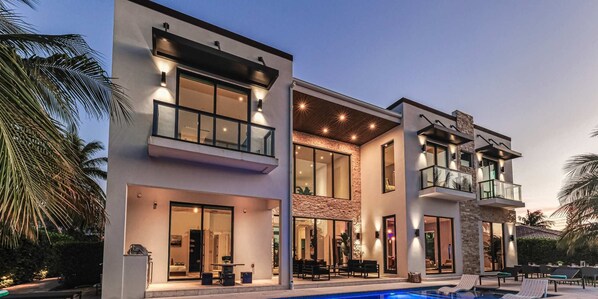 Stunning Heated Salt Water Pool/Hot Tub overlooking 100ft of Waterfront in Coral Ridge Country Club Estates.