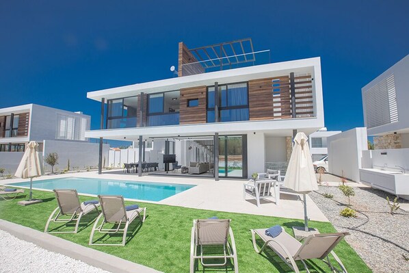 Villa Ella, Stunning and Luxury 5BDR Protaras Villa, Close to Fig Tree Bay Baech